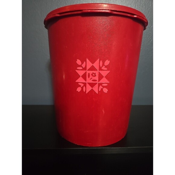 Vintage-Tupperware Servalier 811-13 “Red Canister Tulip Quilt Design” - Picture 1 of 6